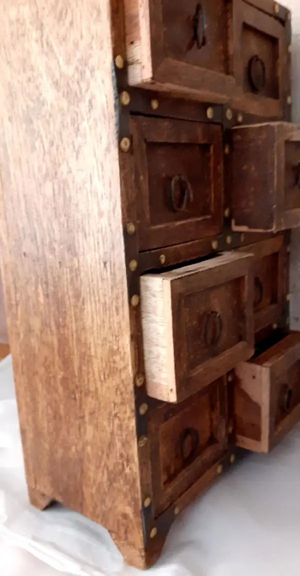 Petit meuble en bois Indien à tiroirs