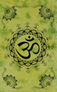 Tenture indienne mantra Aum verte